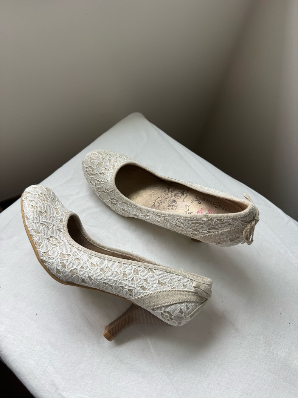 Vintage White Lace Kitten Heel Pumps Cottagecore Bridal Tea Party Shoes Size 7